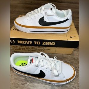 BRAND NEW 6.5 Women’s Nike Court Legacy